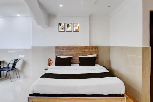 Deluxe room with a double bed and a small seating area