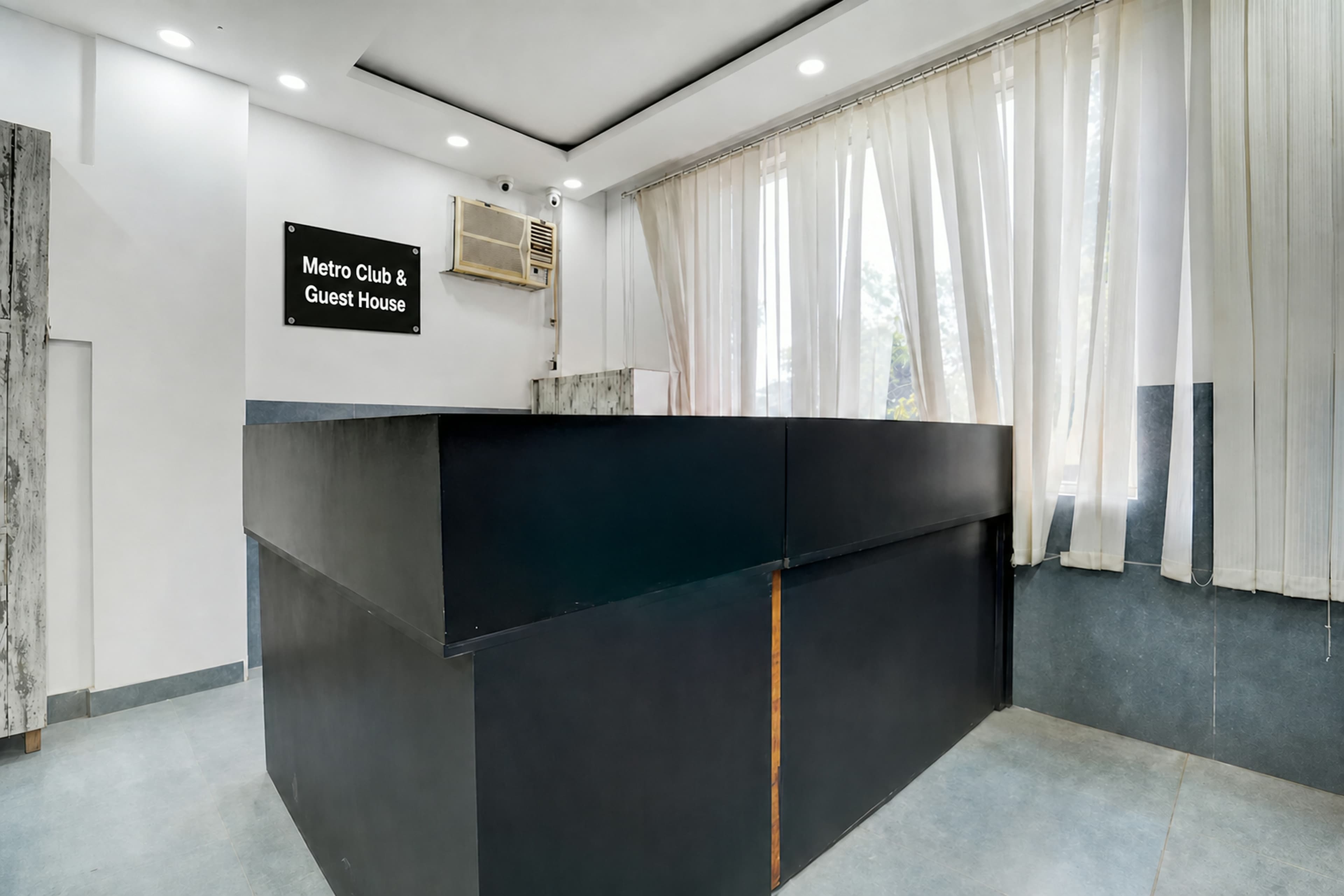 Staffed reception desk at Metro Club & Guest House, Lucknow